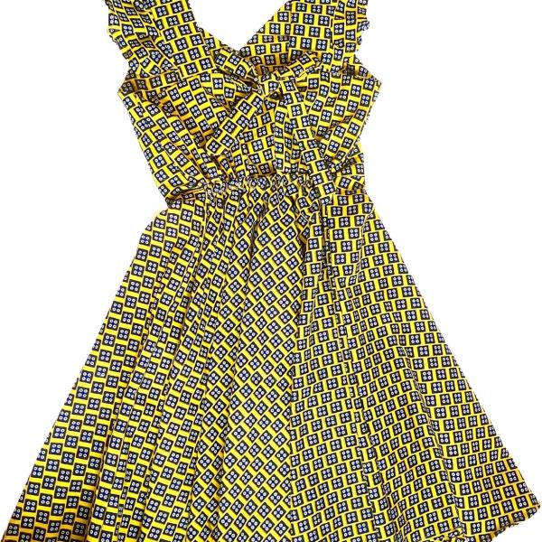 Vestido africano fundo amarelo.