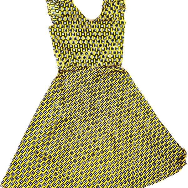 Vestido africano fundo amarelo.
