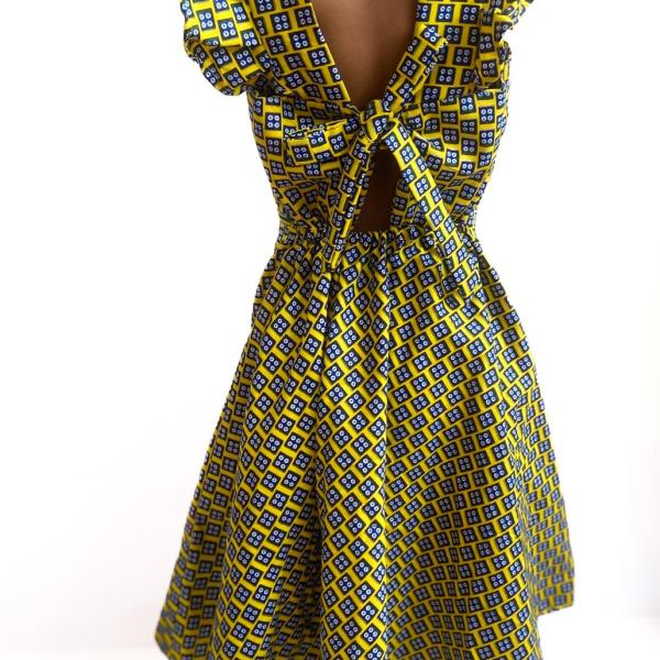 Vestido africano fundo amarelo.