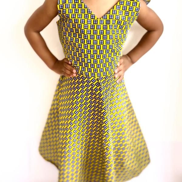 Vestido africano fundo amarelo.